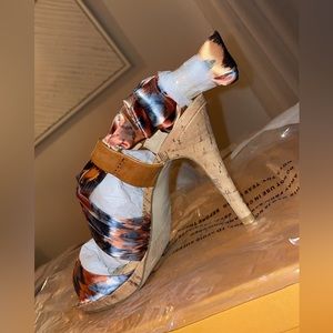 Unisa wrap around heels